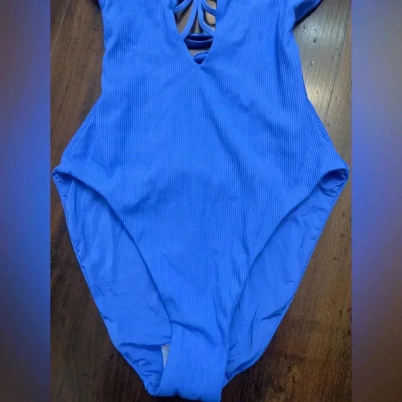 Becca Swimsuit Size Small 4 / 6 Periwinkle Blue Plunge Neck Gold Accent NWOT - Picture 2 of 13